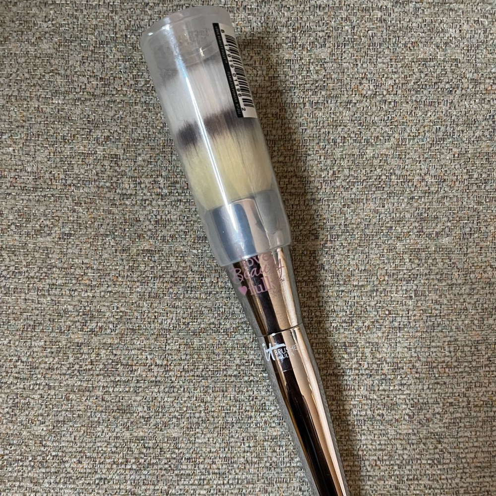 It Cosmetics Love Beauty Fully Flawless Powder Brush 202
